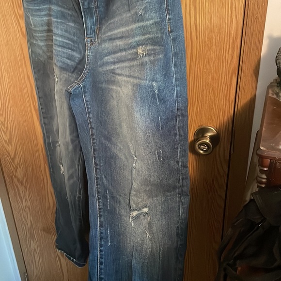 Plus size women’s distressed jeans - Picture 4 of 6